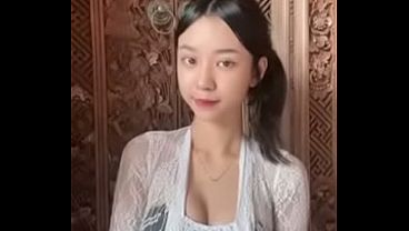 Sindi, Gadis Yang Menggoda Dengan Setiap Lenggak Lenggoknya
