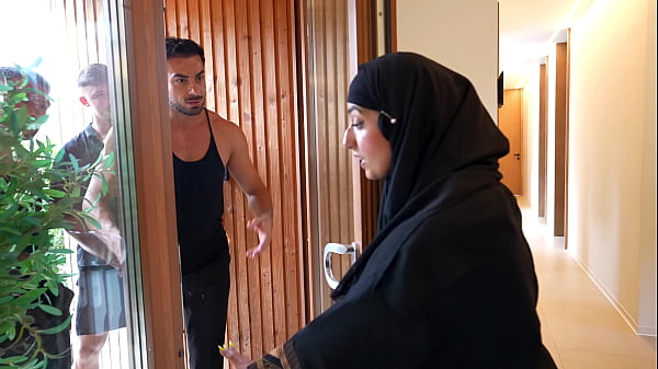Gadis Arab Ingin Menjaga Kesuciannya Hingga Pernikahan, Namun Empat Lelaki Menggoda Hasratnya.
