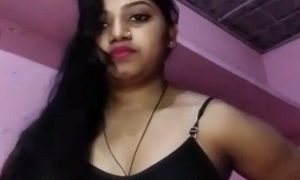 Gadis Desi Polos Berpose Menggoda Dengan Tatapan Penuh Hasrat