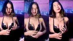 Jeje Cantik Berkacamata Dengan Lingerie Menggoda