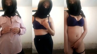 Jilbab Bergoyang Di Kamar Kosong Yang Sepi