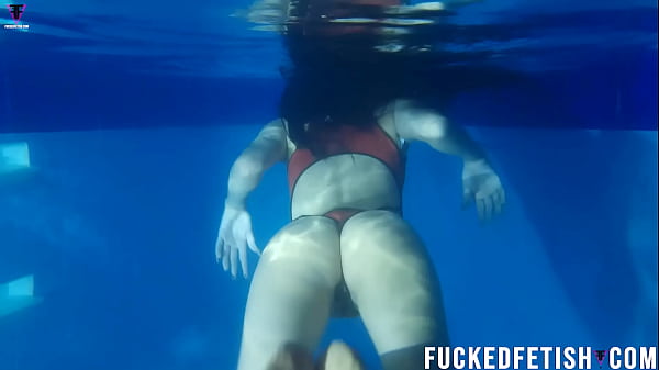 Helen Star Pake Baju Renang Seksi, Malem-malem Di Kolam Renang Sambil Napas Tersengal-sengal.