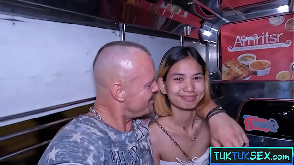 Gadis Thai Mungil Dijemput Pakai Tuk Tuk Di Pattaya Buat Digituin