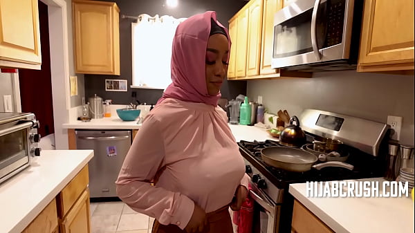 Pergi Lily Starfire, Si Hijab Montok Naik Gaya Bikin Mewek