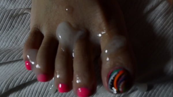 Mengecup Kaki Seksi Istri Asia Dengan Penuh Nafsu