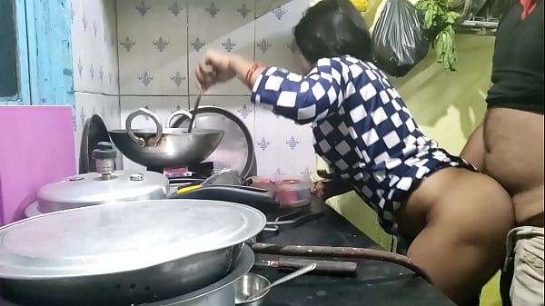 गाँव से आई नादान बाई को कुछ पता नहीं था, तो मालिक ने उसका बेजा फायदा उठाकर उसे चोद डाला