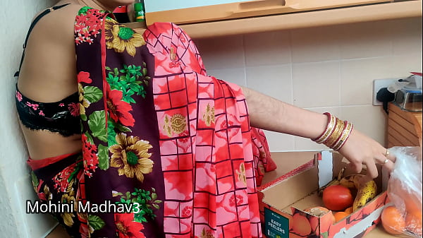 भारतीय देसी फल वाली मालकिन ने भाव तय करने के लिए ग्राहक के साथ जोरदार चुदाई की हिंदी आवाज