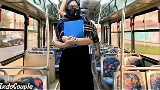 Istri Muslim Pulang Kampus Naik Bus Sendirian, Langsung Digaruk Orang Asing Di Atas Hijabnya.
