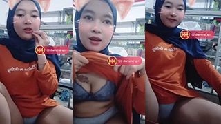 Abg Hijabers Jaga Warung, Malah Colmek Live Show.
