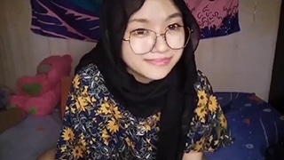 Hijab Berkacamata Lagi Belajar Colmek Sampai Merem Melek.