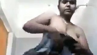 Mandi Di Kamar Mandi, Tante Lokal Pamerin Tubuh Basah Kuyup