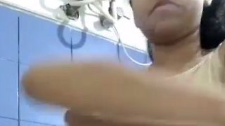 Video Mandi Telanjang Bikin Panas Di Kamar Mandi.