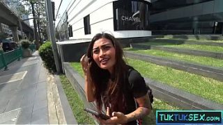 Bokep Thailand, Montok Mungil, Milf Nakal, Ngewe Nafsu Sama Bule Gede.