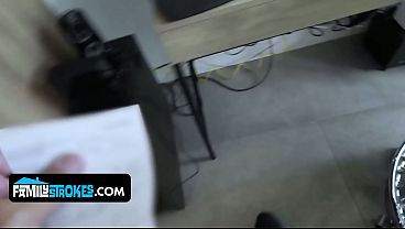 Gadis Kecil Latina Ini Menggoda Ayah Tirinya Dengan Tubuh Mulus Dan Seksi.