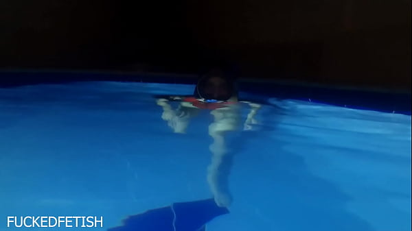 Helen Star Pakai Bikini Seksi, Topeng Malam Di Kolam Renang Bikin Liur Meleleh.