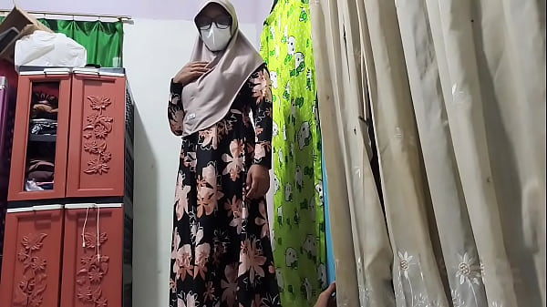 Bu Guru Gregetan Liat Murid Lagi Colmek, Langsung Diajak Mainin Kontol