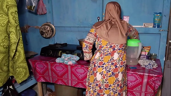 Ngentot Istri Temen Sendiri Pas Lagi Sibuk Di Dapur, Rasanya Makin Nikmat.