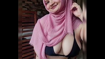 Twerk Pakai Jilbab, Pantat Montok Minta Digoyang.
