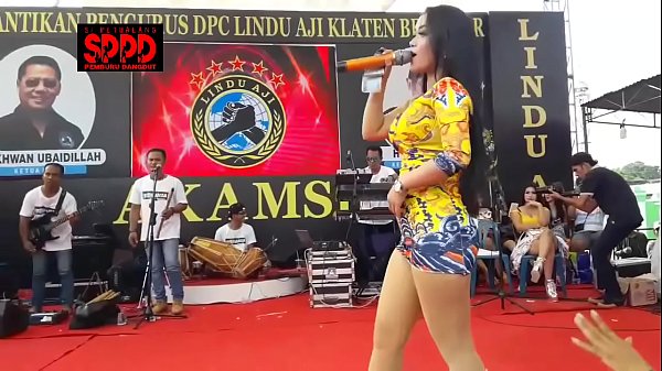 Tarian Erotis Indonesia – Sintya Riske Goyang Liar Bikin Malu Di Atas Panggung