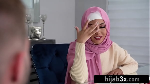 Bajunya Ketat, Jilbabnya Rapat, Tapi Goyangannya Bikin Mampus.
