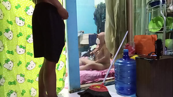 Ngentotin Bini Temen Sambil Dia Lagi Colmek Sendiri.