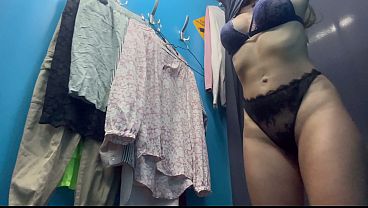 Ganti Baju Di Ruang Ganti, Kamera Tersembunyi, Cewek Rusia Montok Dengan Puting Besar Dan Menggoda.