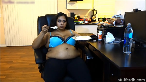 Desi Rose Ngiler Pengen Ngegigit Pie Basah Sampe Belepotan!