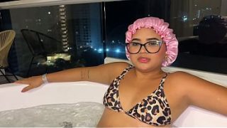 Madrastra Jalang Mandi Telanjang Bareng Anak Tiri Di Jacuzzi, Minta Digenjot Sementara Bapak Lagi Keluar.