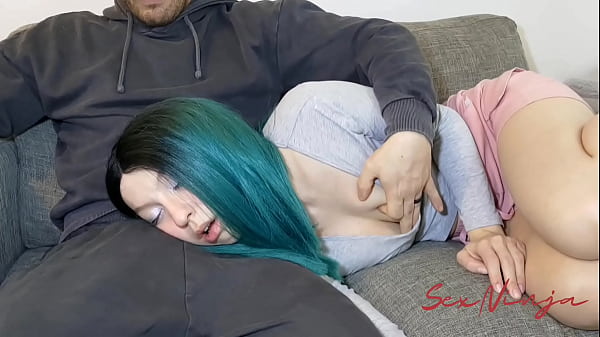 Gue Cuma Mau Rebahan Di Pangkuan Kakak Tiri Biar Bisa Tidur, Tapi Dia Malah Bikin Gue Makin Pengen.