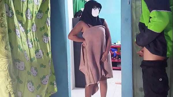 Ngemas Kontol Lagi Enak-enak, Tiba-tiba Ojol Ngeliatin Dari Pintu.