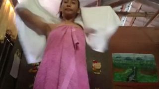 Bule Desa Pamer Semua Isi Tubuhnya Telanjang Bulat Di Gubuk Seng Panas.