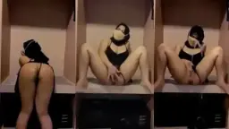 Jilbab Hitam, Toket Gede, Jari Ngelemek Di Balik Kain.