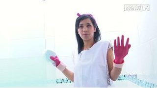 Pembantu Hotel Pake Sarung Tangan Karet, Bungkuk Sambil Ngelap Pancuran, Pantatnya Naik Naik Bikin Pengen Colok
