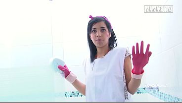 Pembantu Hotel Pake Sarung Tangan Karet, Bungkuk Sambil Ngelap Pancuran, Pantatnya Naik Naik Bikin Pengen Colok