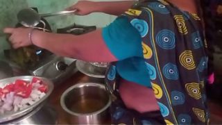 Ibu Rumah Tangga India Lagi Masak Sambil Main Seru Sama Pacar.