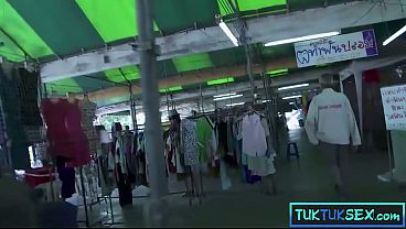 Dua Bule Ngejemput Ibu Mungil Thailand Dengan Lidah Ditindik Dan Siap Dimainin