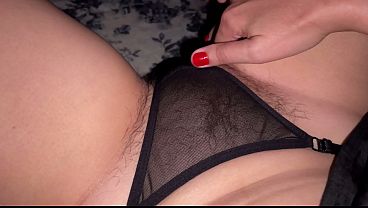 Tonton Si Ibu Nakal Ini Bermain Dengan Memek Berbulunya Yang Basah.
