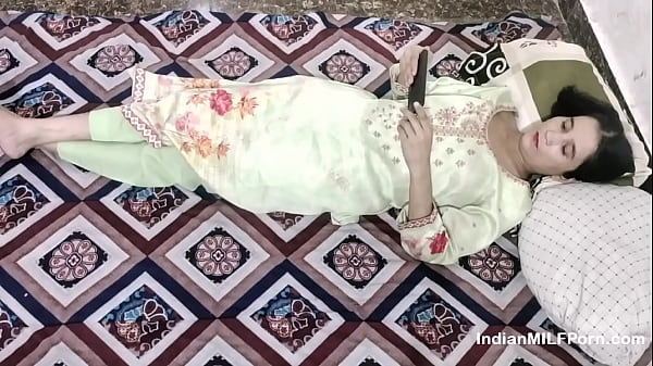Cewek India Nonton Bokep Di Hp, Dientot Keras Sama Kakak Tiri – Suara Hindi