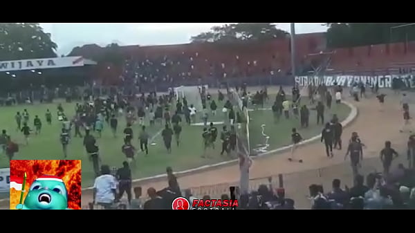 Budaya Baku Hantam Versi Suporter Indonesia, Saling Gebuk Dengan Nafsu Liar, Badan Basah Kuyup, Mulut Menganga, Teriakkan Kenikmatan Di Setiap Pukulan.