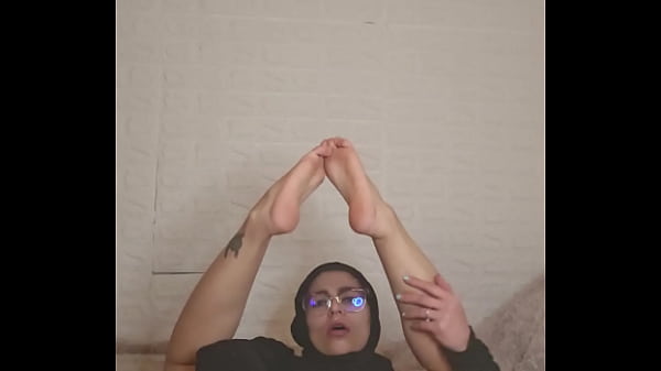 Ibu Rumah Tangga Arab, Mia, Pamer Kaki Pakai Niqab, Bikin Panas.