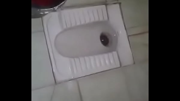 Desi Pasangan Lagi Crot Di Toilet, Suara Nafas Dan Desahan Bikin Makin Panas.