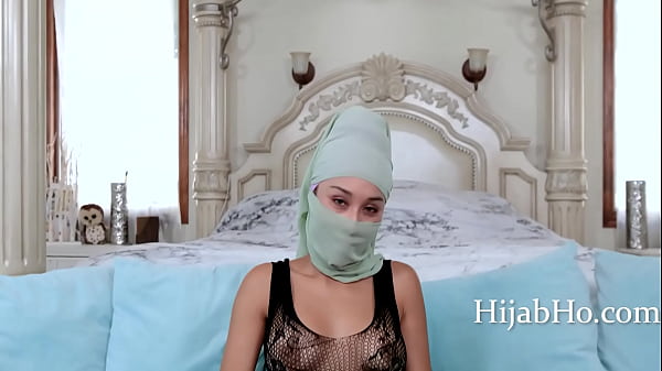 Ibu Tiri Berhijab Bikin Tenang, Cali Lee Bikin Panas