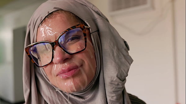 Hijab Cosplay – Ibu Bule Amerika Dimuntahin Kontol