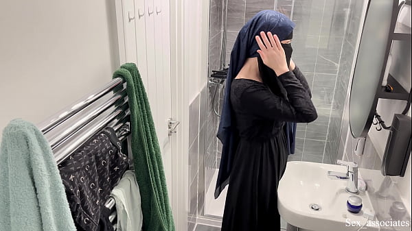 Omg! Gak Nyangka, Cewek Arab Pake Hijab Ternyata Bisa Begini. Aku Lihat Dia Lagi Colmek Di Kamar Mandi.