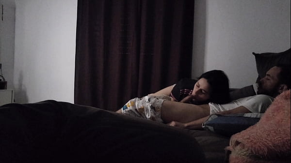 Tia Gatal Sengaja Atur Biar Bisa Rebahan Di Sofa Bareng Ponakan, Badan Saling Nempel Panas-panas.