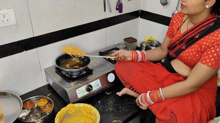 कोमल दिवाली पर नमकीन बना रही थी, देवर ने भाभी को गरमा गरम ले लिया