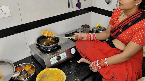 कोमल दिवाली पर नमकीन बना रही थी, देवर ने भाभी को गरमा गरम ले लिया