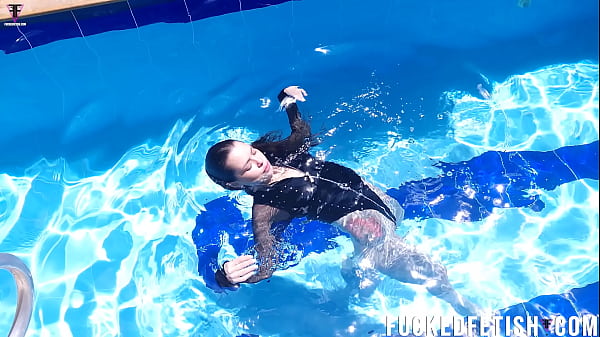 Jessica Bunny Ngebut Berenang Di Kolam, Basah-basah Bikin Greget.