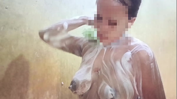Lihatin Aku Mandi, Sayang, Biar Basah Kuyup Semua.