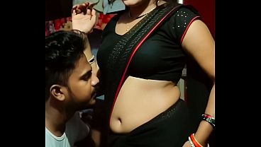 Desi Bhabi Saree Navel Panas, Bibir Basah, Ciuman Liar Di Kamar.